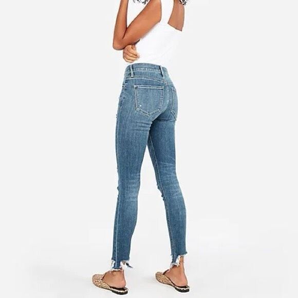 ✨EXPRESS MID RISE RIPPED RAW HEM CROPPED JEAN LIGHT WASH SZ 8 LEGGINGS✨ - Picture 3 of 9